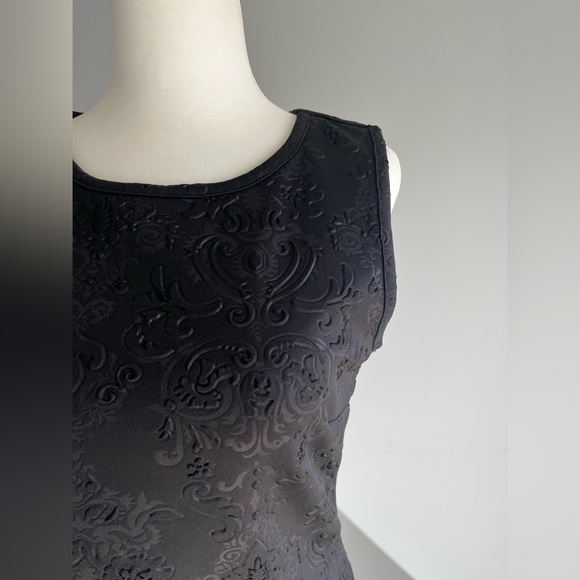 Fitted Sleeveless Regal Print Top in Black - Picture 5 of 6
